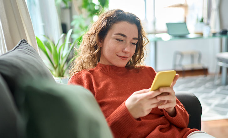 727-439-Stadtwerke-Ahlen-frau-auf-sofa-smartphone