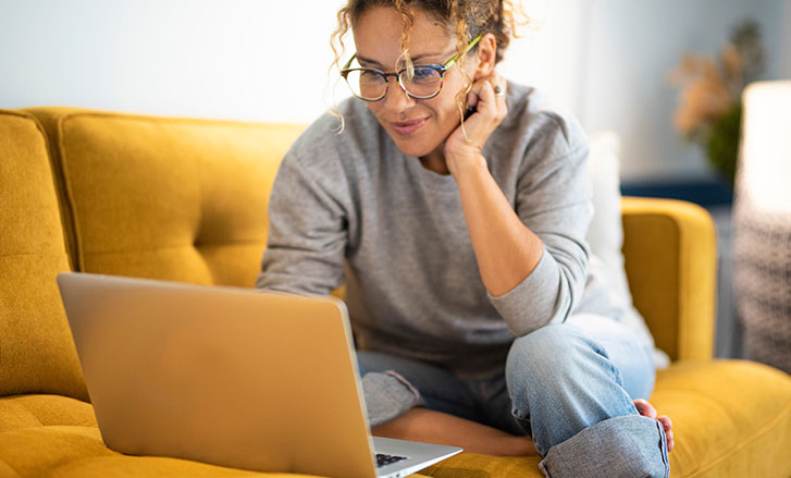 727-439-Stadtwerke-Ahlen-frau-auf-sofa-laptop